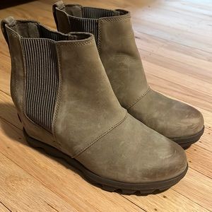 Sorel joan of arctic wedge bootie taupe size 8.5